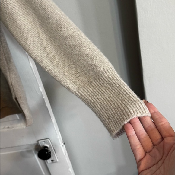 Vineyard Vines Cream and Blue Sweater - Picture 8 of 12